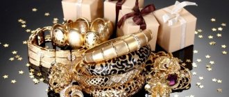 Costume jewelry looks beautiful and is a worthy alternative to products made from precious materials