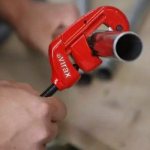 Single roller pipe cutter for household work