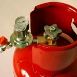 The principle of installing the reducer on a gas cylinder