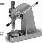 Device of a manual mechanical press of static (non-impact) action